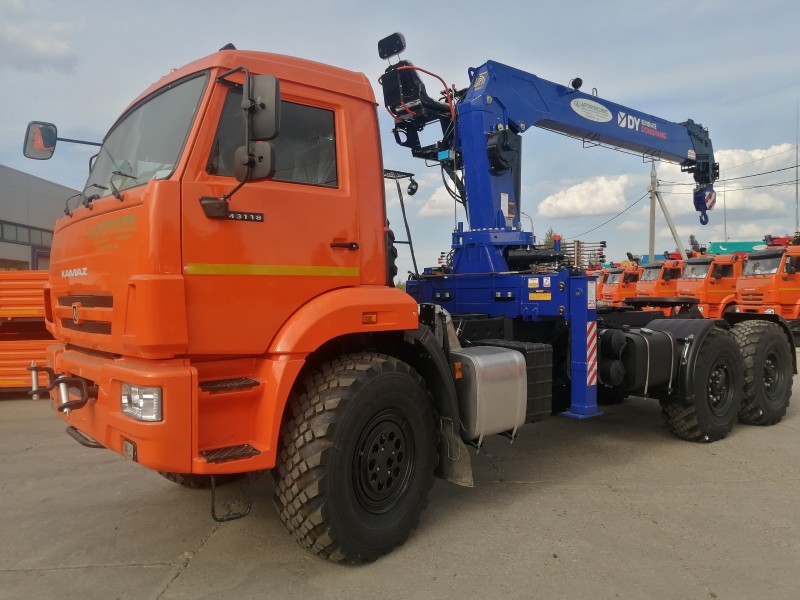 Автомобиль- тягач седельный  438242-02 на шасси КАМАЗ 43118-73094-50 с КМУ DONG YANG SS 1956