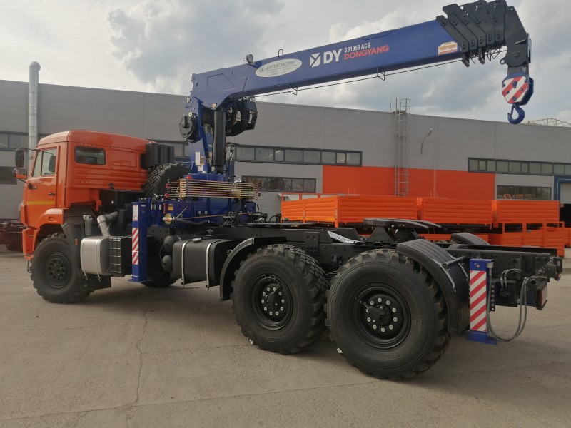 Автомобиль- тягач седельный  438242-02 на шасси КАМАЗ 43118-73094-50 с КМУ DONG YANG SS 1956